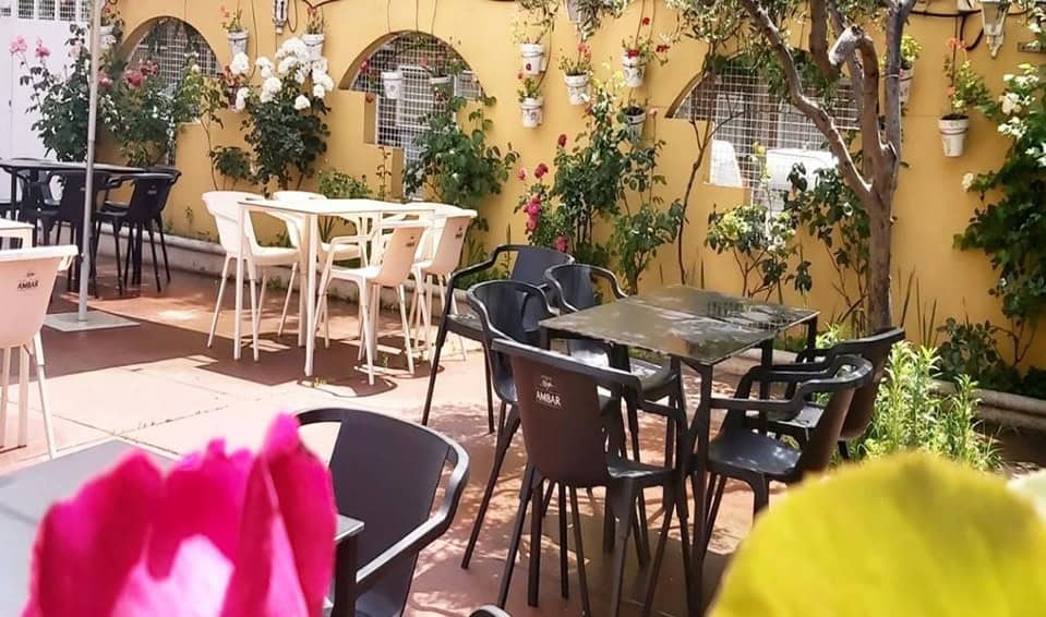 Terraza de la Casa Regional de Andalucía en Huesca con mobiliario y plantas.